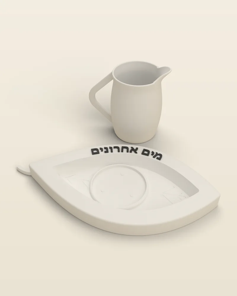 סט מים אחרונים — עלה וכד בצבע לבן, מבט מלא על רקע בהיר